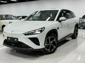 哪吒汽车 哪吒L 2024款 增程 310 闪充红衣版