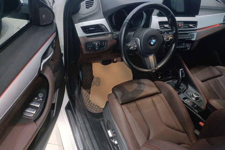 宝马X2 2022款 sDrive25i 曜夜版中控内饰20