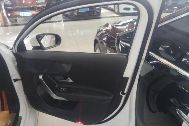 奔驰A级(进口) 2021款 A 200 动感型中控内饰7005