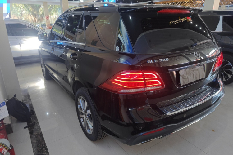 奔驰GLE 2017款 GLE 320 4MATIC 动感型车身外观4