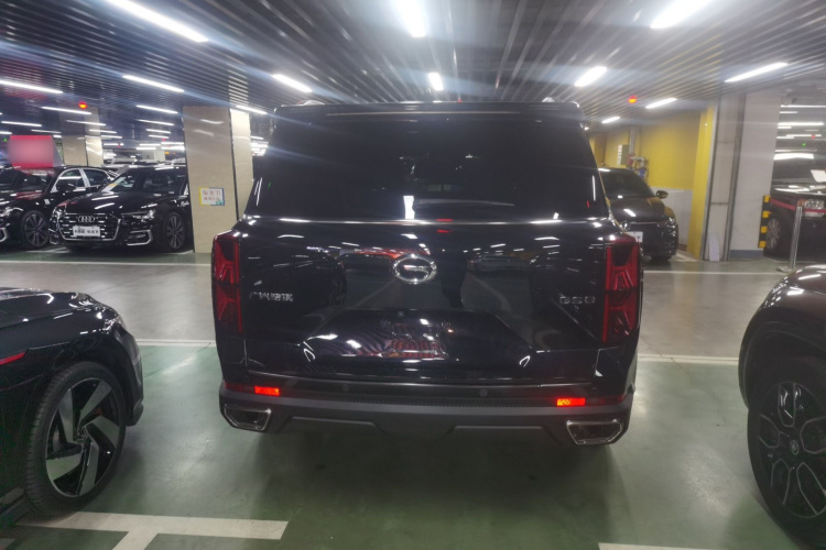 广汽传祺 传祺GS8 2022款 领航系列 2.0TGDI 两驱豪华智联版（七座）车身外观6