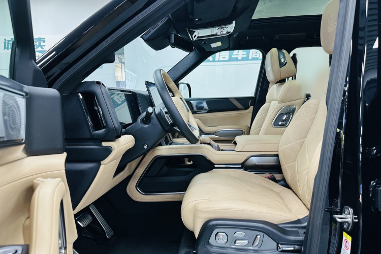 方程豹 豹8 2025款 智勇旗舰版 7座中控内饰7001