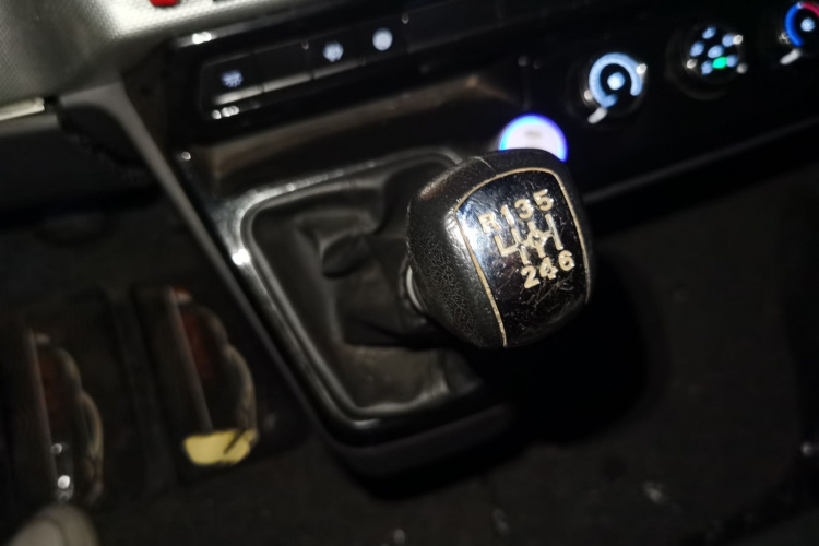 东风御风 御风 2023款 V9+ 2.0T 手动前驱多功能短轴中顶5/6座局部细节18