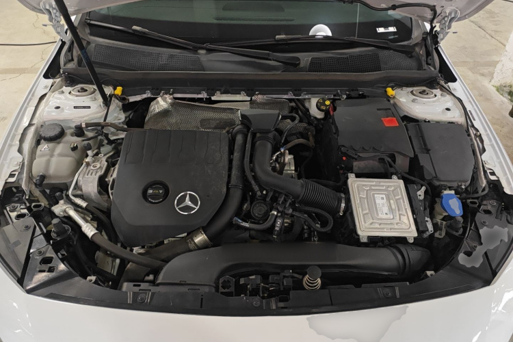 奔驰A级 2020款 改款二 A 180 L 运动轿车机舱底盘24