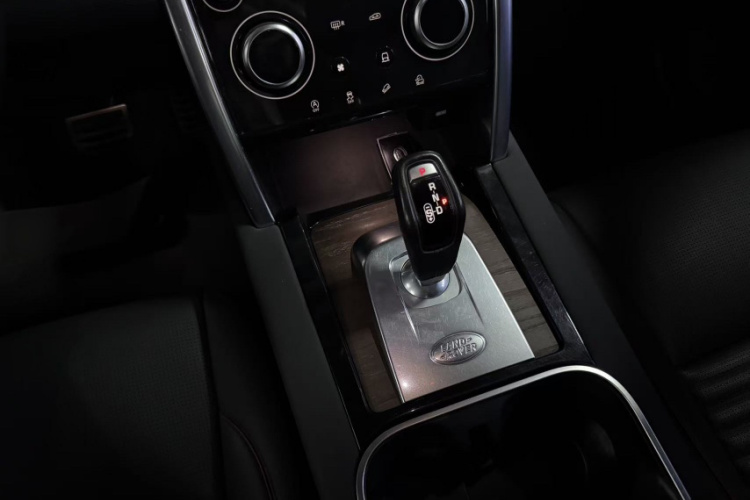 路虎 发现运动版 2020款 249PS R-Dynamic 性能科技版 7座中控内饰7003