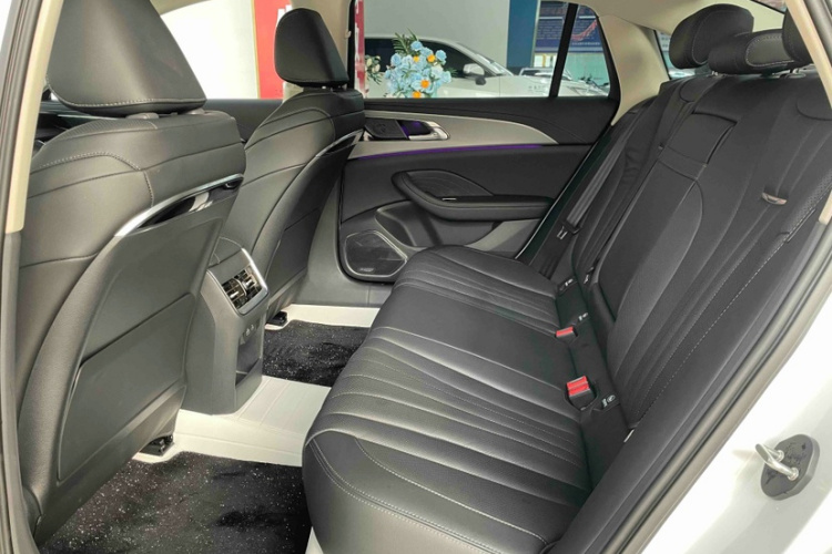 红旗H5 2023款 2.0T 自动智联旗畅版中控内饰7003