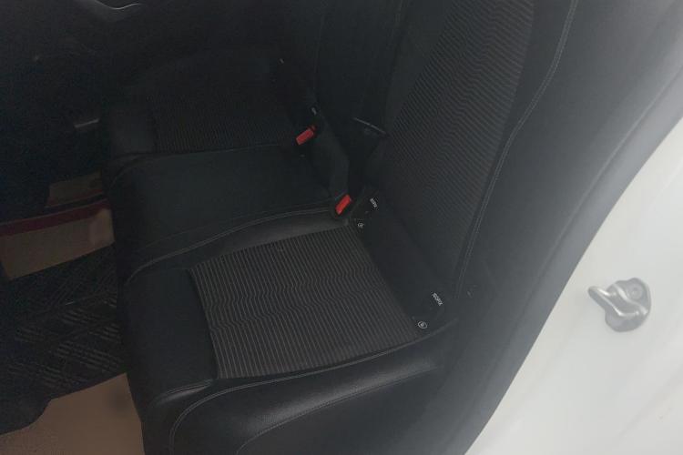 奔驰A级(进口) 2021款 A 200 动感型中控内饰7004