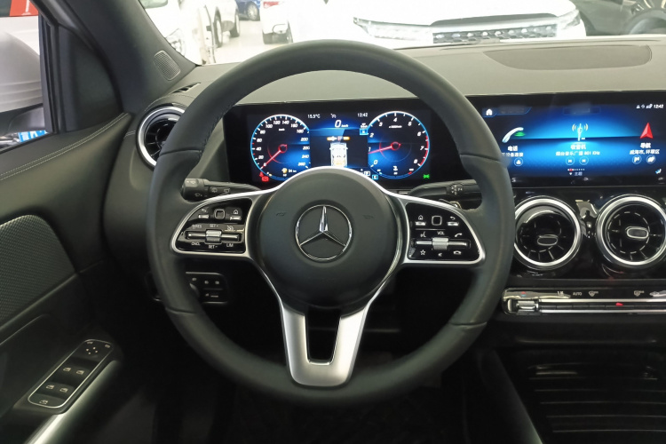 奔驰GLA 2023款 GLA 200中控内饰13