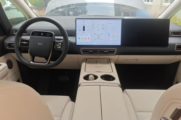 理想汽车 理想MEGA 2025款 Home 家庭特别版中控内饰7002