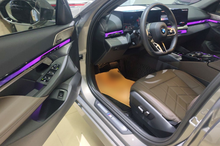 宝马5系 2024款 530Li 领先型 M运动套装中控内饰7003