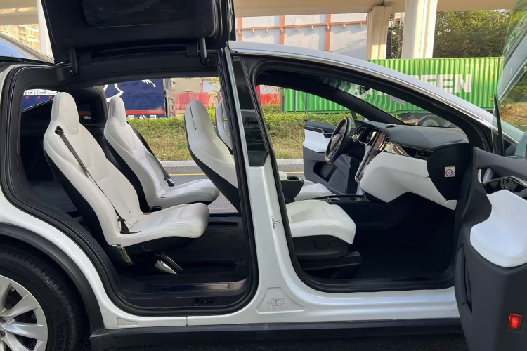 特斯拉 Model X 2019款 长续航版中控内饰7004