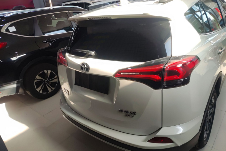 丰田 RAV4荣放 2018款 2.5L 自动四驱精英i版车身外观6
