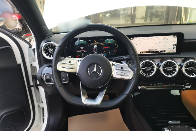 奔驰A级 2021款 A 200 L 运动轿车时尚型中控内饰13