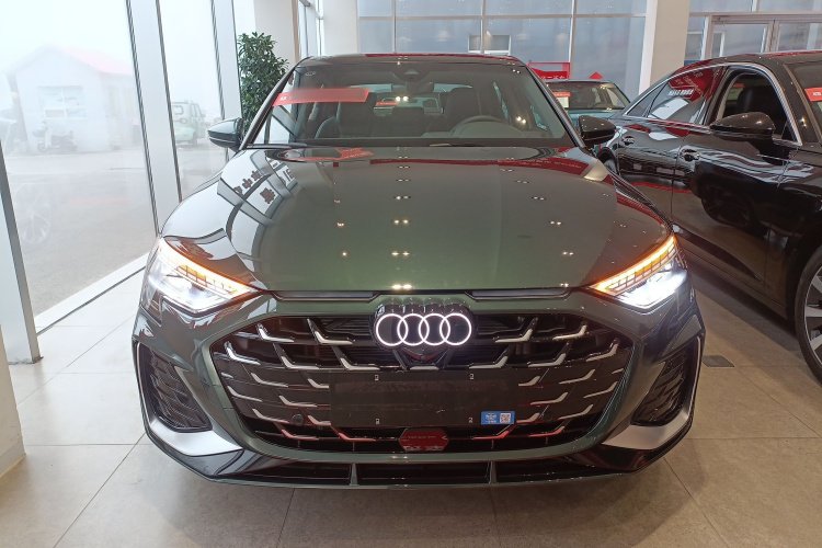 奥迪A3 2025款 A3L Limousine 35TFSI 飞驰尊享型车身外观2