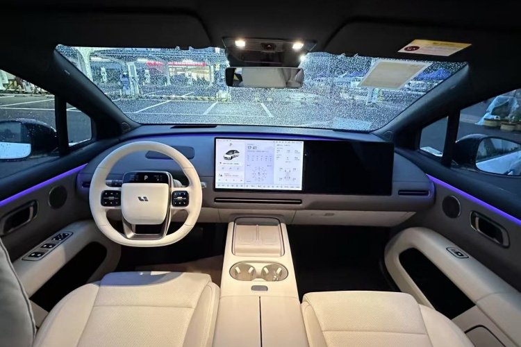 理想汽车 理想i6 2025款 两驱标准型中控内饰7005