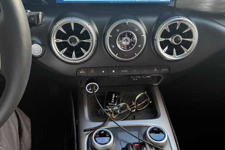 坦克300 2023款 越野版 2.0T 征服者中控内饰7005