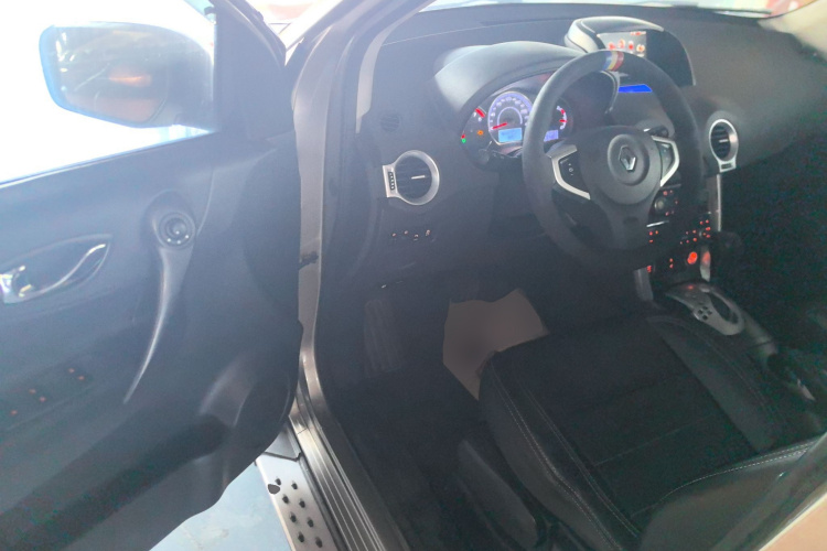 雷诺 科雷傲(进口) 2014款 改款 2.0L 两驱时尚版中控内饰7003