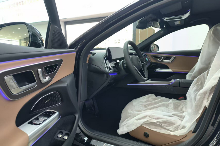 奔驰E级新能源 2024款 E 350 e L 插电式混合动力运动轿车中控内饰7001