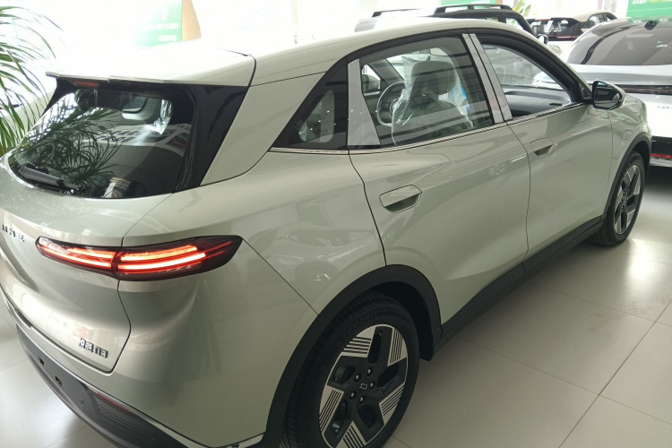 奔腾 悦意03 2025款 565km 臻享版车身外观7