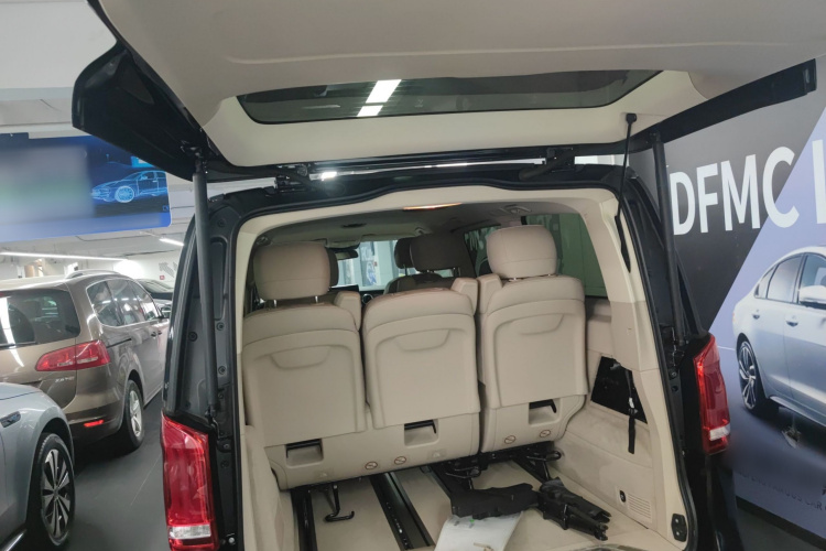 奔驰V级 2016款 V 260 领航版局部细节23