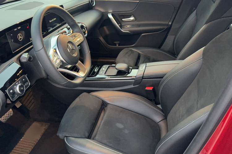 奔驰A级 2019款 A 180 L 运动轿车中控内饰7001