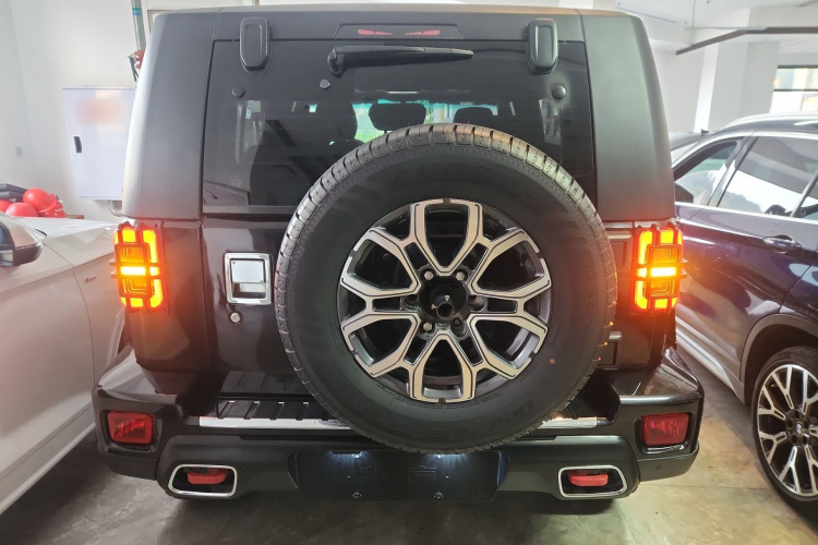 北京BJ40 2018款 PLUS 2.0T 自动四驱城市猎人版车身外观6