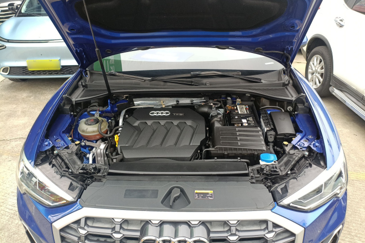 奥迪Q3 2019款 40 TFSI 时尚动感型机舱底盘24