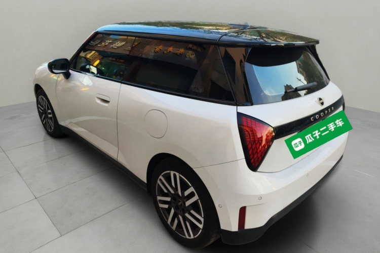 电动MINI COOPER 2024款 456km COOPER E 经典派车身外观5