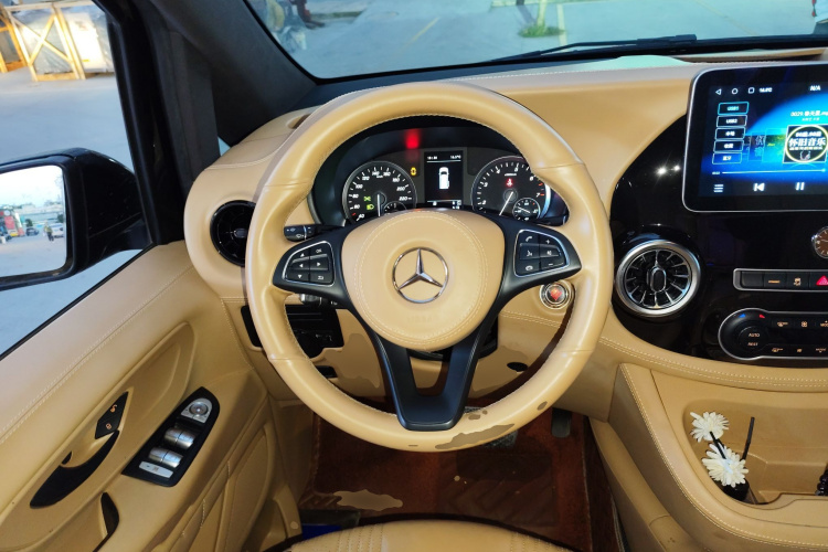 奔驰 威霆 2021款 2.0T 精英版 7座中控内饰13