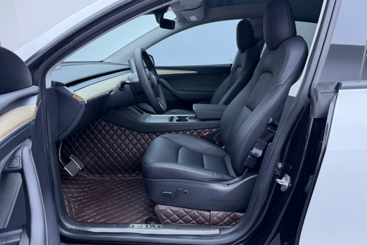 特斯拉 Model Y 2022款 长续航全轮驱动版中控内饰7006