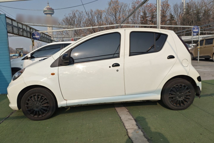 比亚迪F0 2015款 1.0L AMT 铉酷型车身外观4