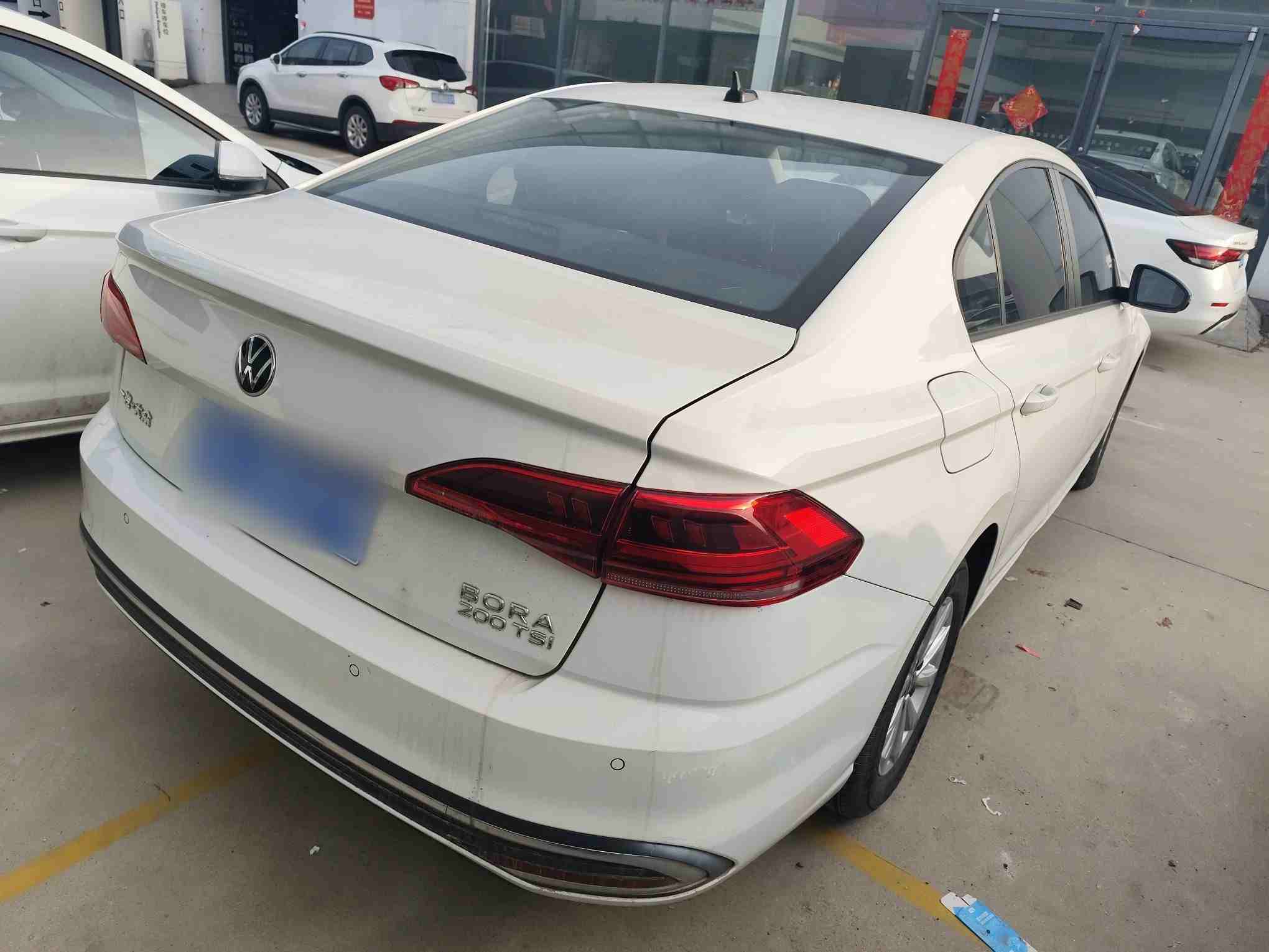 车辆右后45度外观展示