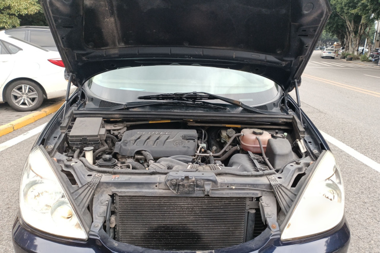 别克GL8 2014款 2.4L 经典版机舱底盘24