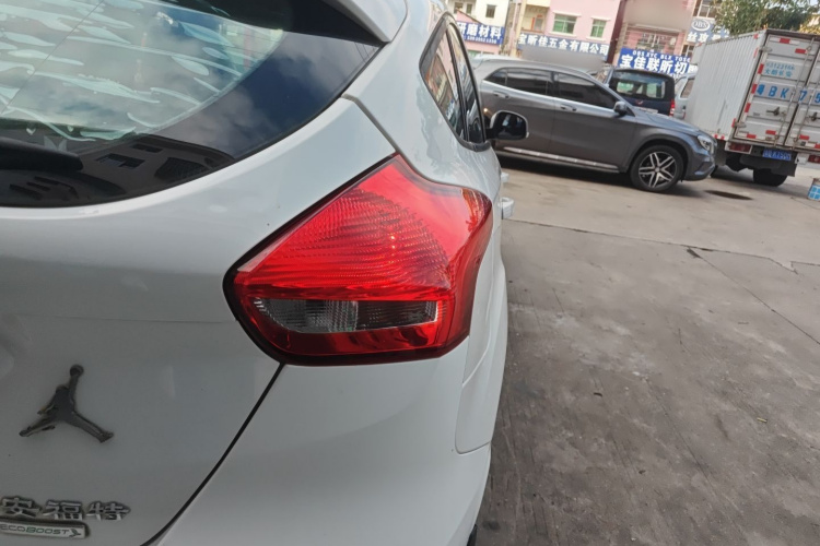 福特 福克斯 2015款 两厢 EcoBoost 125 自动超能风尚型车身外观6006