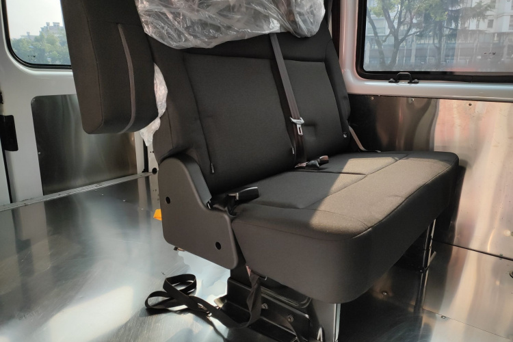 江铃福顺 2025款 2.0T 8AT柴油短轴中顶商运型多功能乘用车5/6座中控内饰21