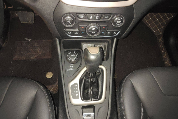 Jeep 自由光 2016款 2.4L 优越版局部细节9002