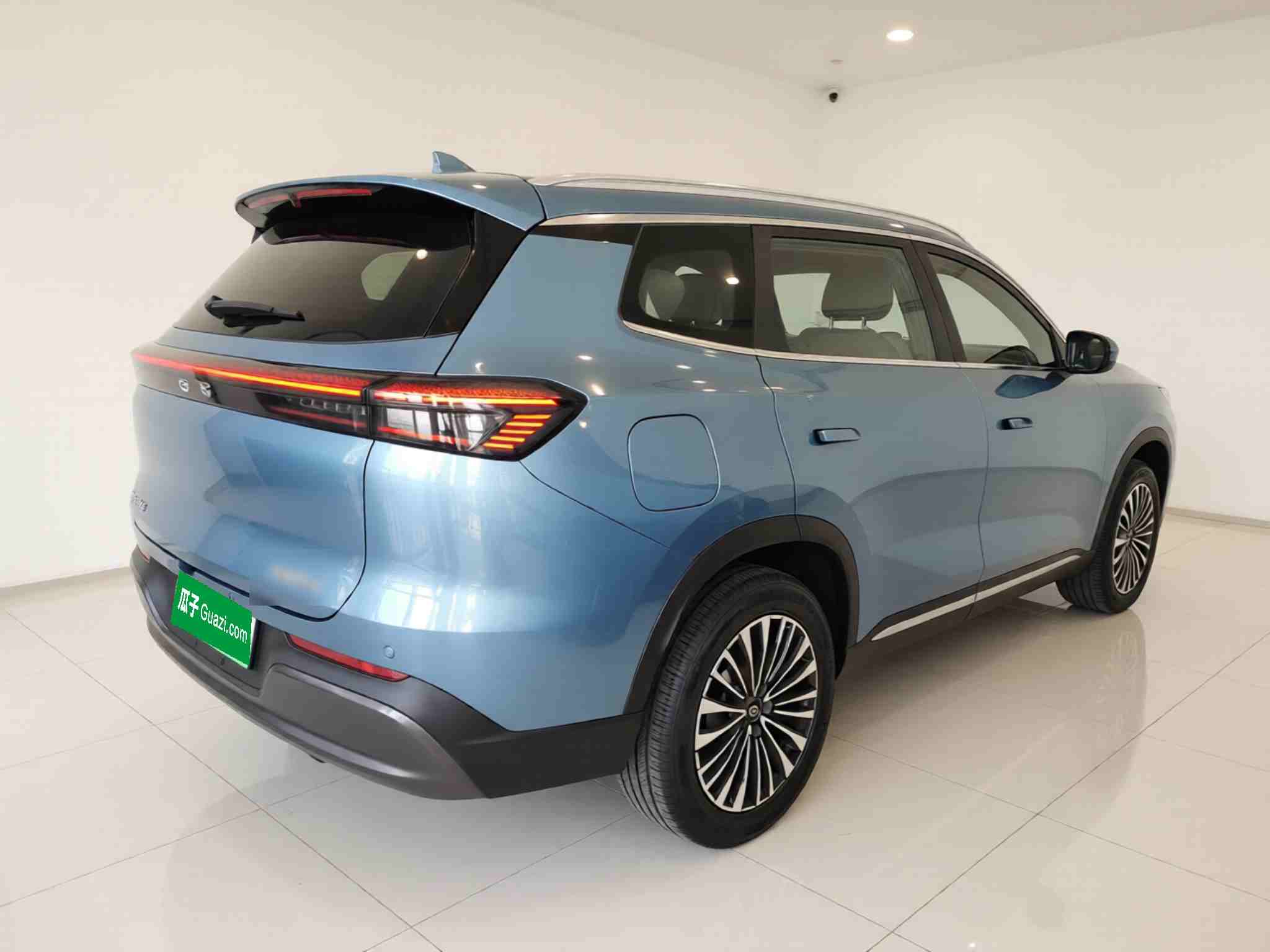 车辆右后45度整体外观