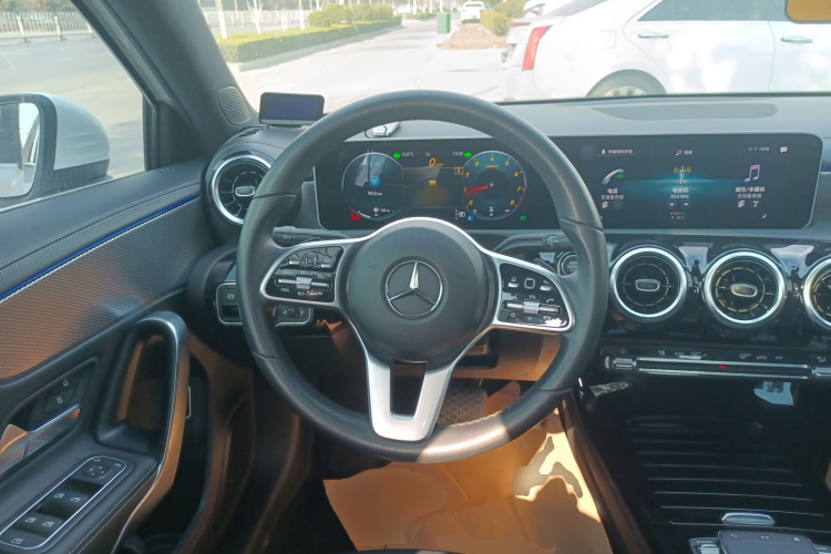 奔驰A级 2020款 改款 A 180 L 运动轿车特殊配置局部细节13