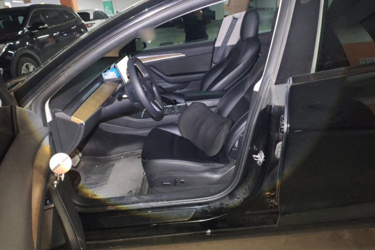 特斯拉 Model 3 2022款 后轮驱动版中控内饰19