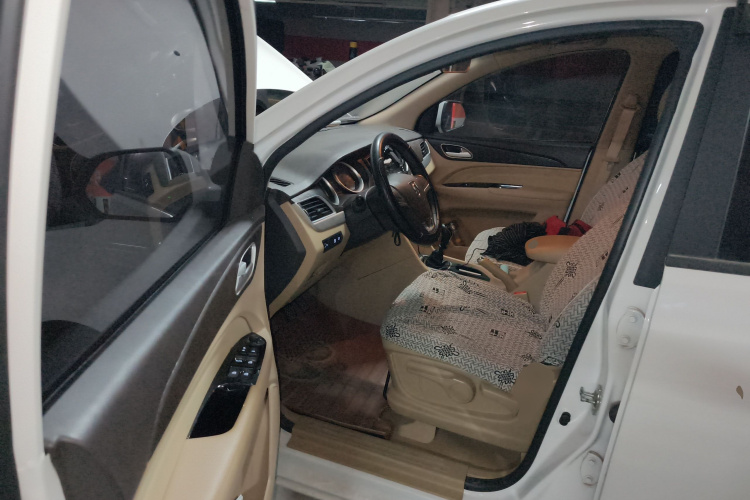 宝骏730 2019款 1.5L 手动超值型 7座 国VI中控内饰20
