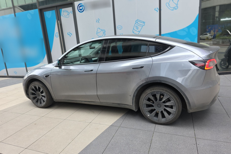 特斯拉 Model Y 2024款 长续航全轮驱动版车身外观4