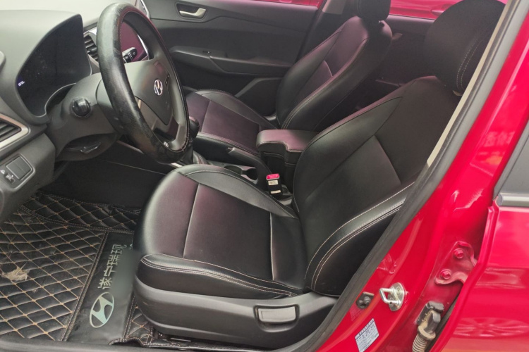 现代 悦纳 2016款 1.4L 手动炫酷版GLS中控内饰19