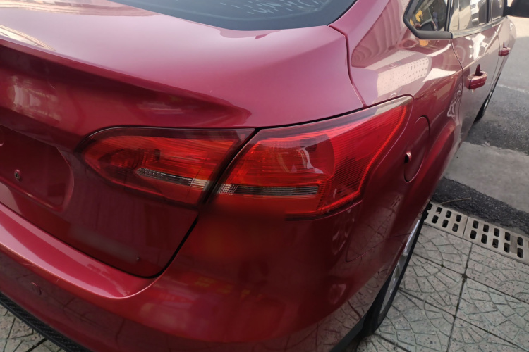 福特 福克斯 2017款 三厢 1.6L 自动风尚型智行版车身外观9