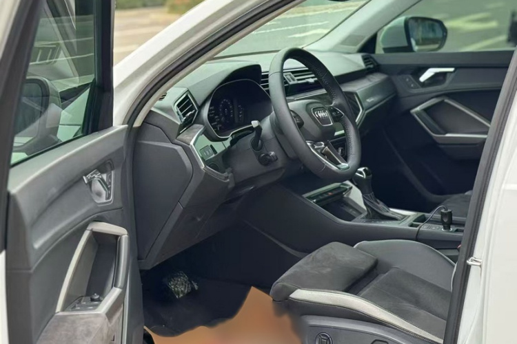 奥迪Q3 2019款 35 TFSI 进取动感型中控内饰7001