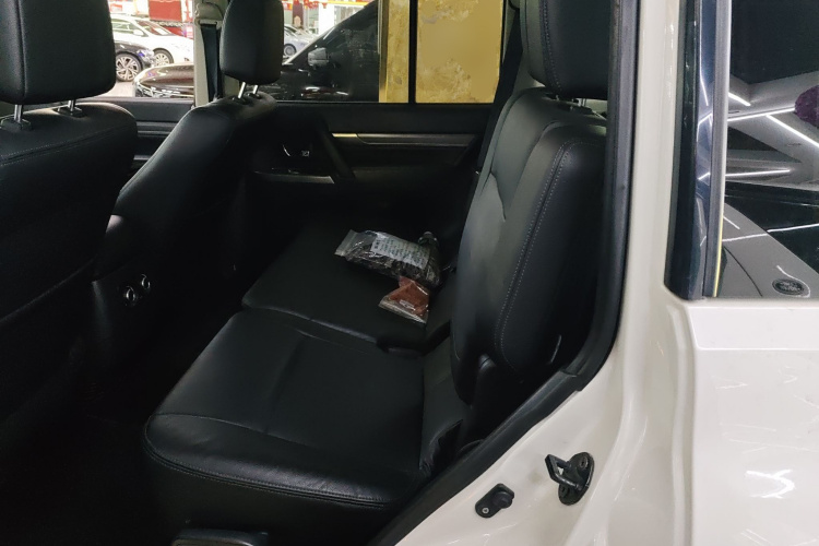 三菱 帕杰罗(进口) 2020款 3.0L 自动尊贵越野版中控内饰7004