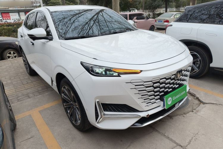 长安UNI-K 2023款 2.0T 两驱悦领型车身外观3