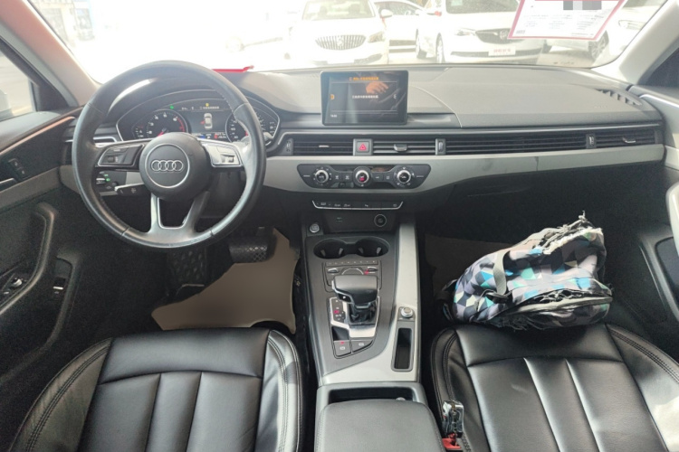 奥迪A4L 2019款 40 TFSI 进取型 国VI中控内饰7002