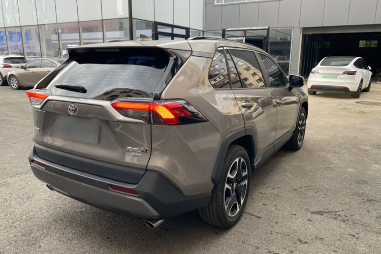 丰田 RAV4荣放 2020款 2.0L CVT四驱尊贵版车身外观6005
