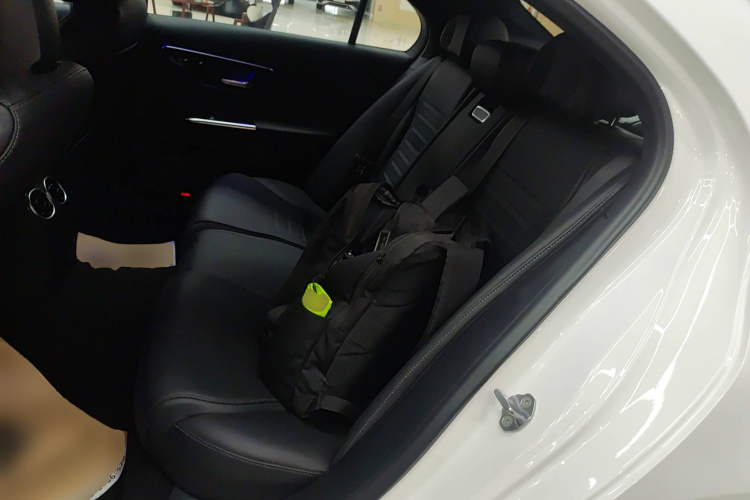 奔驰C级 2023款 C 200 L 运动版中控内饰7004