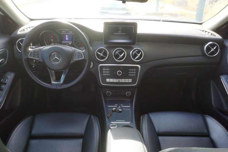奔驰GLA 2018款 GLA 200 时尚型中控内饰12